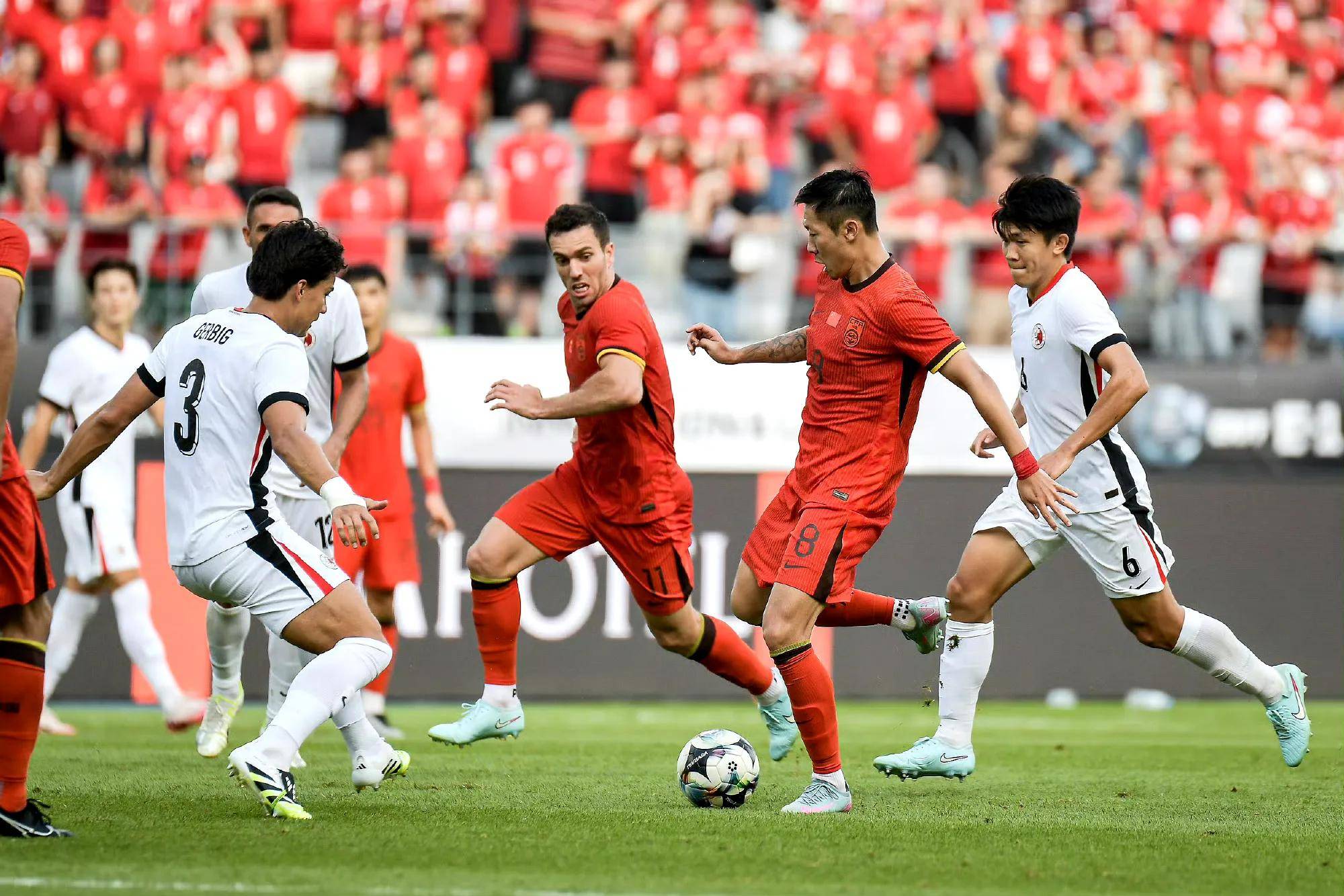 东亚足球赛事激烈角逐,球员全力拼搏的简单介绍 东亚足球赛事激烈角逐,球员全力拼搏的简单介绍