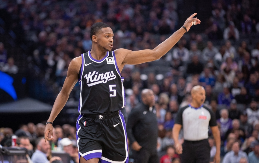 包含猛龙主场取胜国王，东部头名稳固的词条