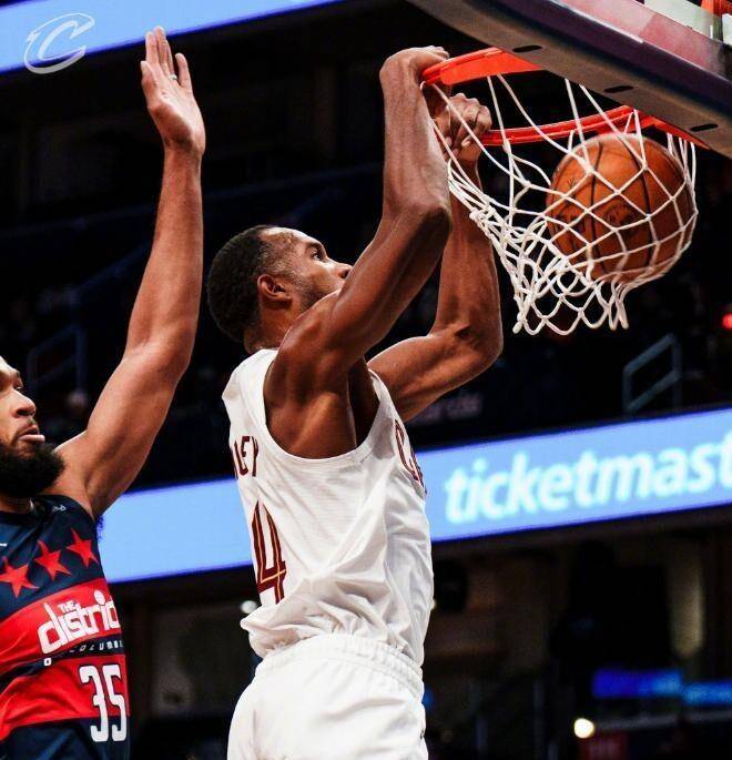 关于太阳险胜山东队,米切尔统治全场的信息 关于太阳险胜山东队,米切尔统治全场的信息