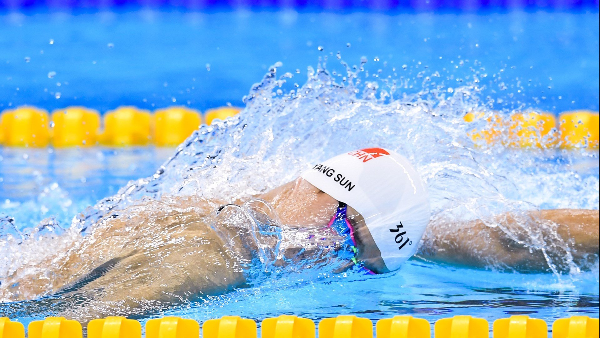 红牛车队横扫红牛二队,塞恩斯点燃赛场,一场家族内战的激情与启示